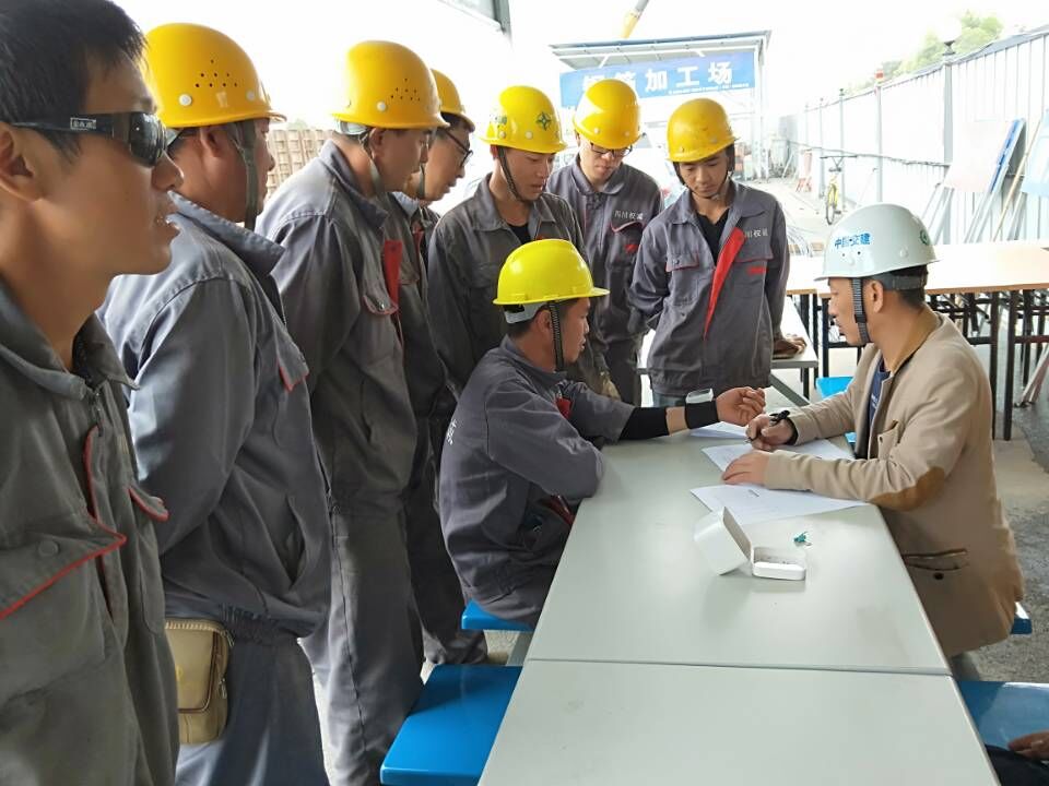青年志愿者在施工現場為民工測血壓1.jpg