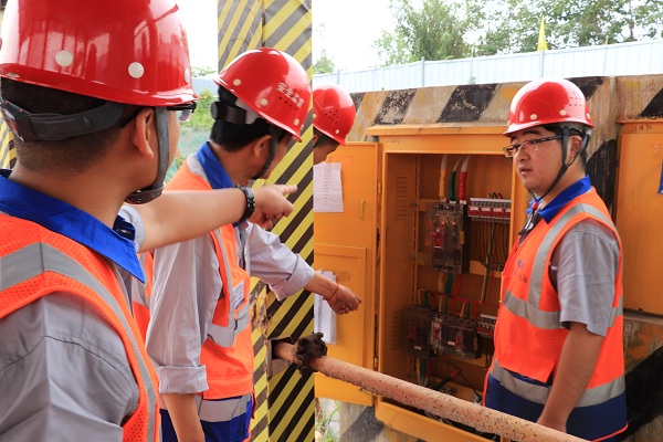 李寧同志在現場與安環檢察人員共同檢查.JPG